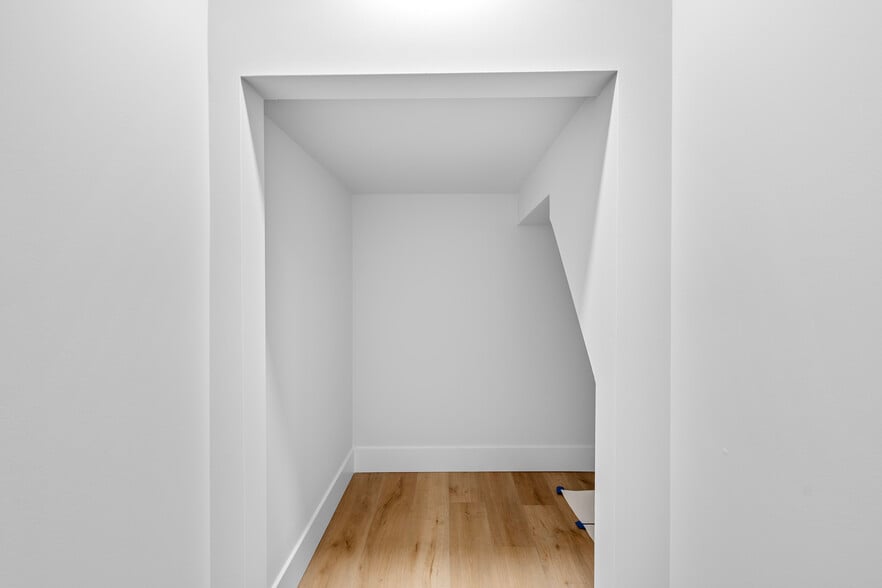 Storage closet (lower level) - 5263 NE 32nd Pl