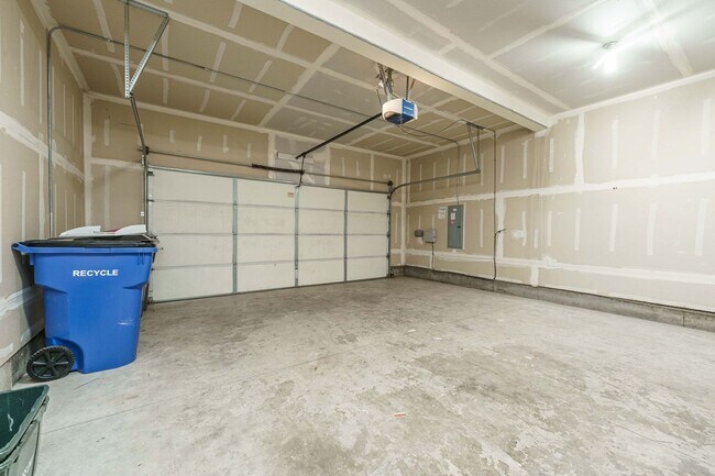Building Photo - Cul-de-Sac Living at Its Best – Updated 3BR with Garage & A/C!