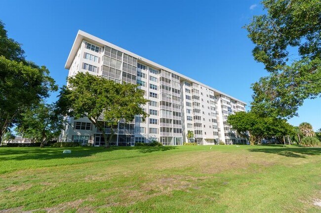 Building Photo - 3050 N Palm Aire Dr