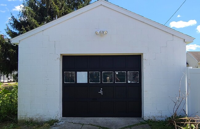 Garage - 1037 E Prospect St