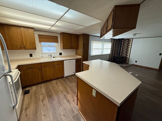 Building Photo - 4 Bed 2 Bath Home with 2 Car Garage, Large Private Fenced Yard. Lander, WY