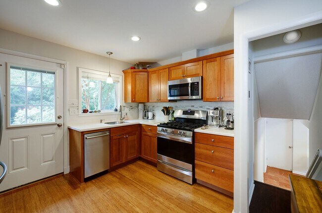 Building Photo - Furnished, Detached Home in Bethesda Alta ...