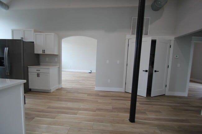 Building Photo - Historic Panora Apartments Fully Remodeled