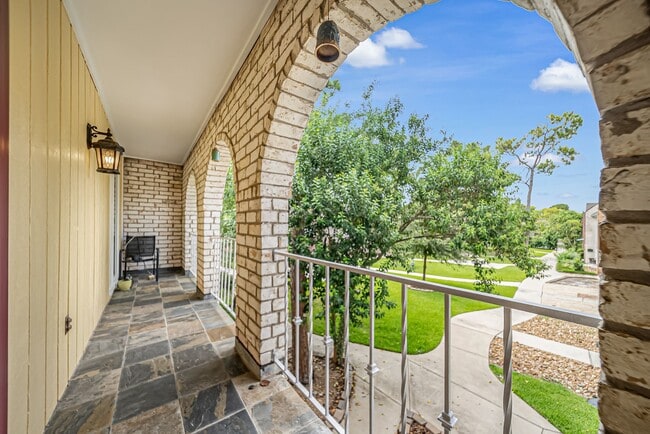 Building Photo - 10732 Briar Forest Dr