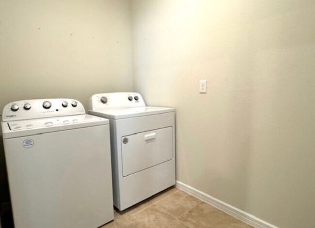 Building Photo - Isles of Lake Nona!! 3 Bedroom 2.5 Bathroom Townhome