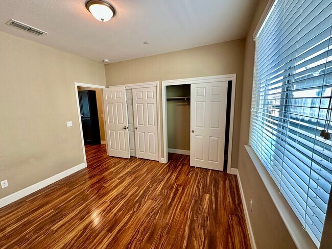 Building Photo - 2487 N Mountainside Dr