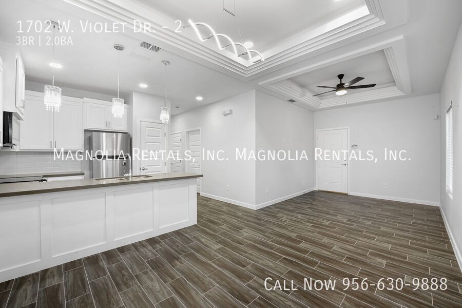 Building Photo - 1702 W Violet Dr