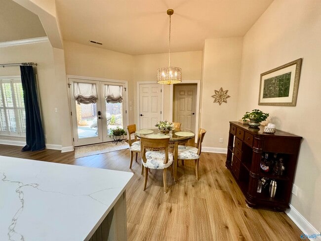 Building Photo - 1024 Split Rock Cove