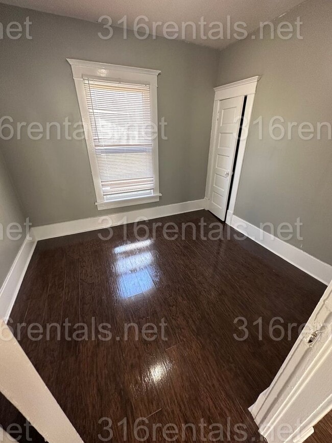 Building Photo - $895 - AVAILABLE NOW! 2 bedroom / 1 bathroom - Single Family Home