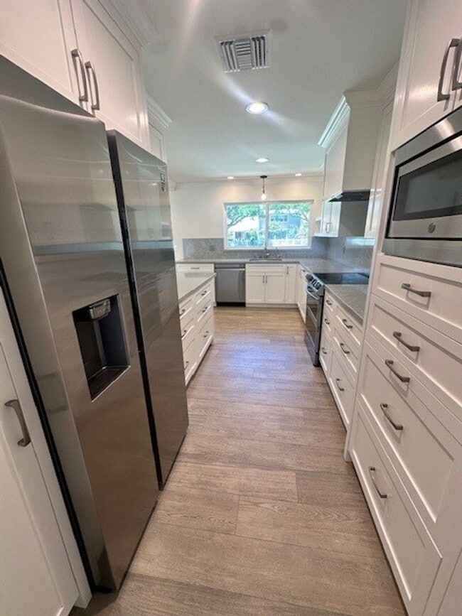 Building Photo - Stylish Camarillo Retreat for Lease