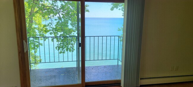 Building Photo - 1073 Sheridan Rd