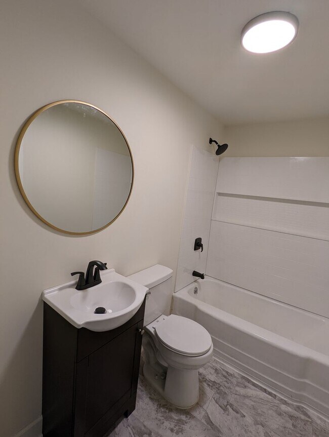 Building Photo - 2 Bedroom Red Bank House