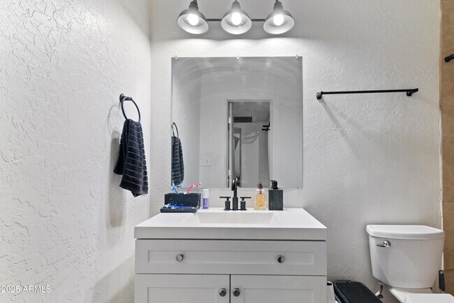 Building Photo - 5546 W Encanto Blvd
