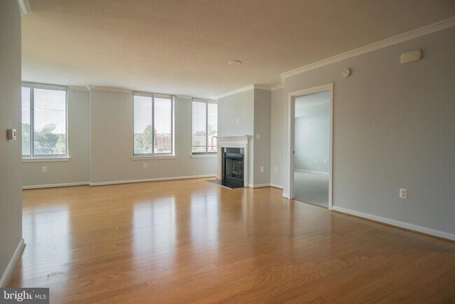 Building Photo - 2220 Fairfax Dr