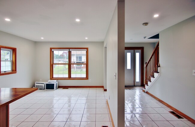 Building Photo - 290 Folino Dr