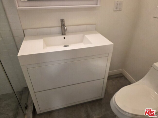 Building Photo - 1833 N Edgemont St