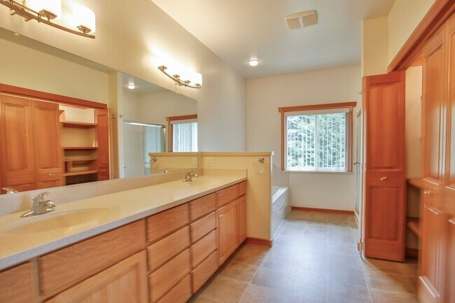 Building Photo - Country Home on Acreage and Pet Friendly!