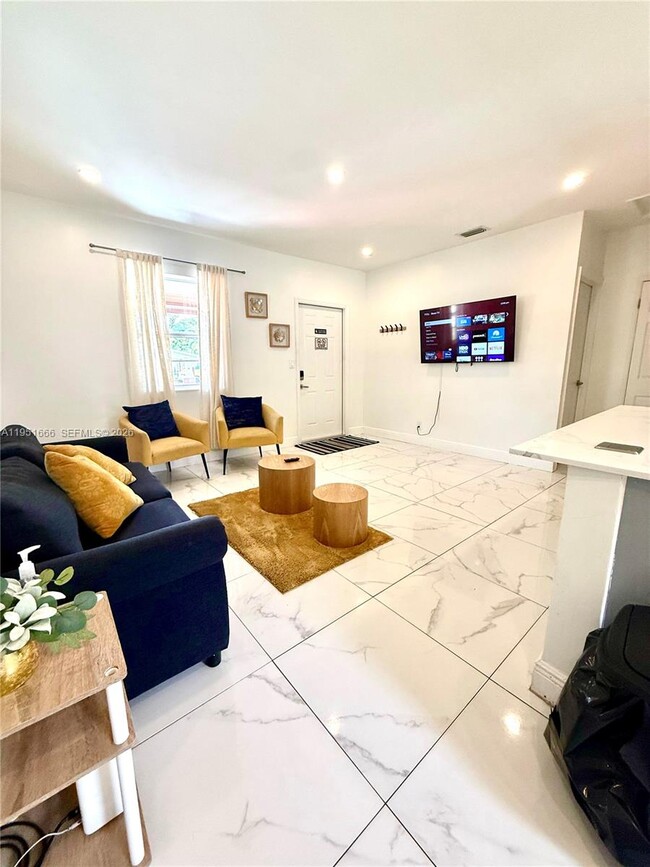 Building Photo - 133 SW 22nd Ave