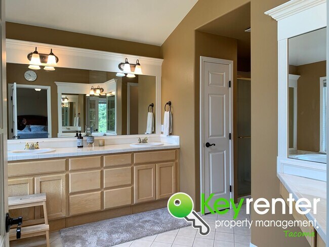 Building Photo - Luxurious House in North East Tacoma!!