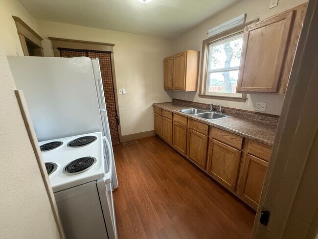 Building Photo - 3 Bed 1 Bath + Bonus Room and Yard