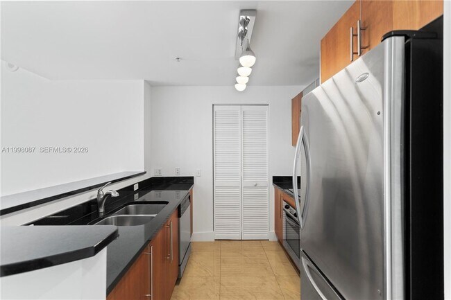 Building Photo - 300 S Biscayne Blvd