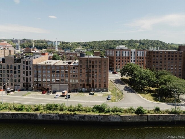 Building Photo - 155 S River St