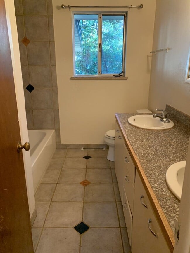 Building Photo - STUDENTS WELCOME! Spacious 5 Bed 2 Bath Ranch Home