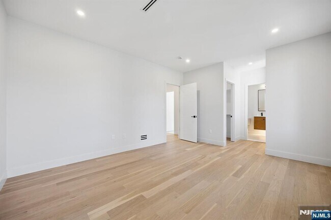 Building Photo - 242 Hardenburgh Ave