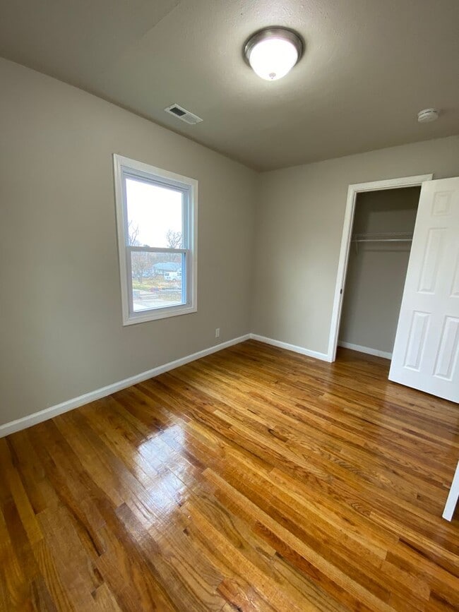 Building Photo - 2 Bedroom 1 Bath Home