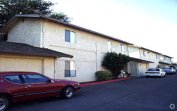 Primary Photo - Dakota Arms Apartments