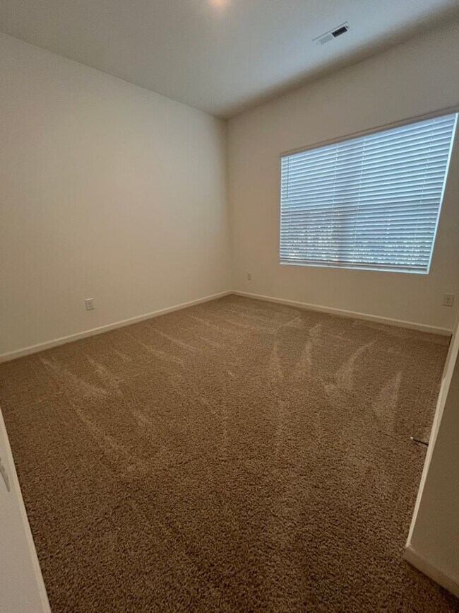 Building Photo - Move in Ready: 4 bedroom- 2 bath Beauty! Appliances Included