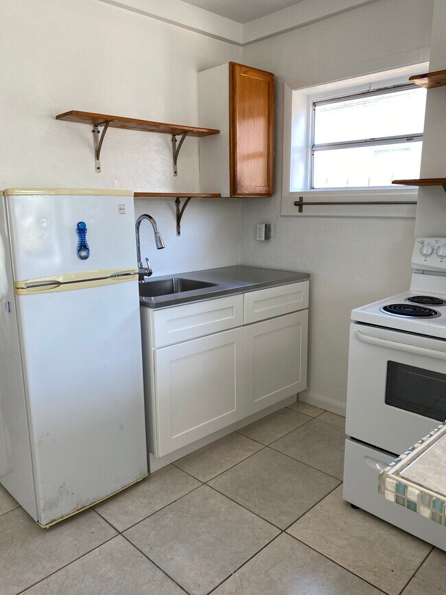 Building Photo - 926 N 16th Ave