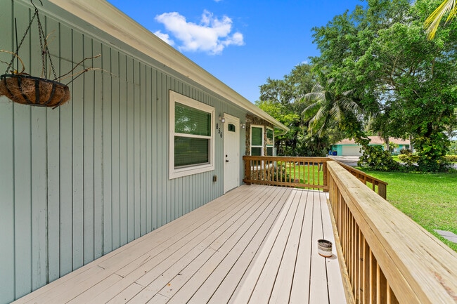 Building Photo - 856 SW Rustic Cir