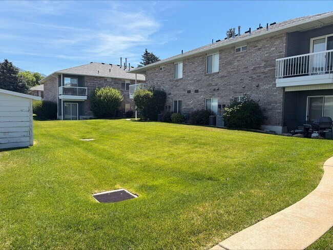 Building Photo - Move In for Less! $1,000 Move-In Credit | 2 Bed 1.5 Bath Condo in Ogden!