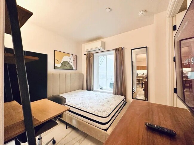 Building Photo - Furnished room/NOT APARTMENT