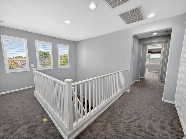 Building Photo - Stunning 5 Bed/5Bath Home in Gated Community – Over 3,100 SqFt of Modern Living -New Carpet throu...