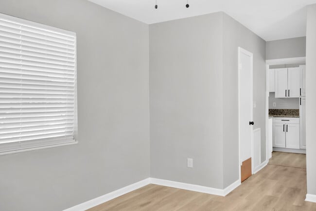 Building Photo - 310 1/2 S Mars