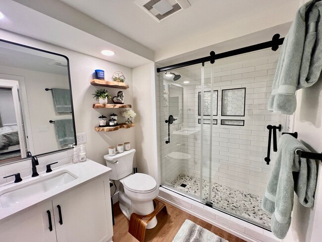 Building Photo - Semi-Furnished Kirkland Central Condo