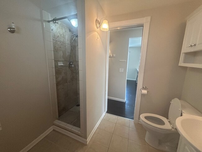 Building Photo - 127 Hyers St