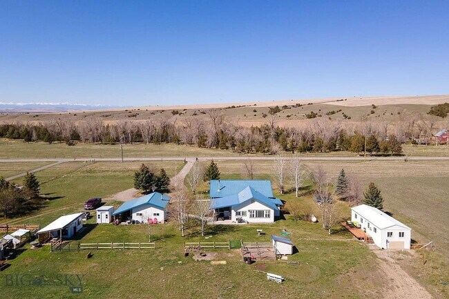 Building Photo - Incredible 5Bed, 2.5Bath home on 4 Acres with an ADU in Manhattan School District. Livestock allo...