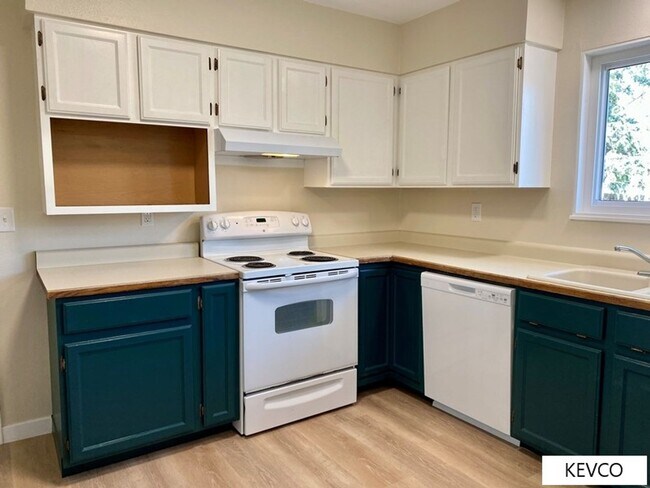 Building Photo - Sprawling Four Bedroom Home