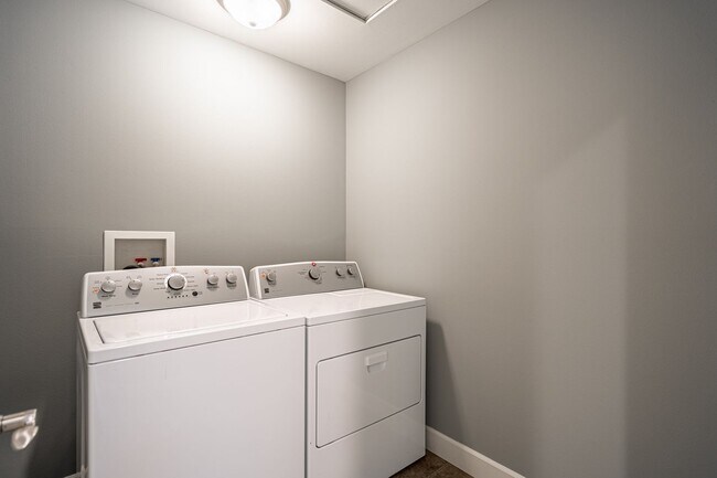 Building Photo - 3 Bedroom Townhome at The Vineyard