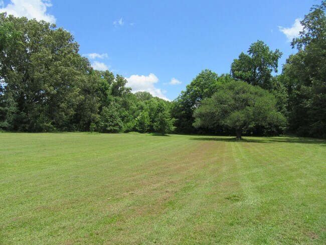 Building Photo - Beautiful Home with a Country Setting