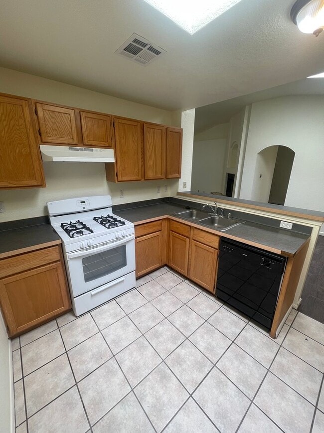 Building Photo - Charming 3-bedroom, 2-bathroom Home locate...
