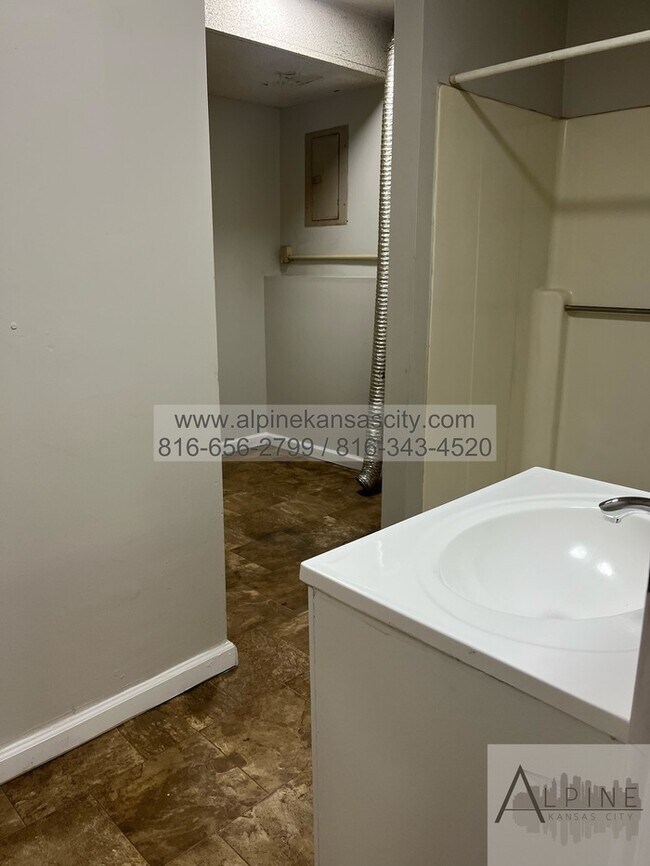 Building Photo - NE 4 Bedroom Duplex, Garage