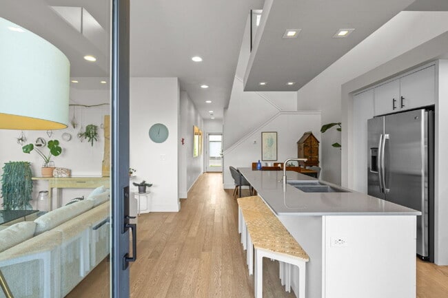 Building Photo - Modern Luxury in this end unit Blondie Condo