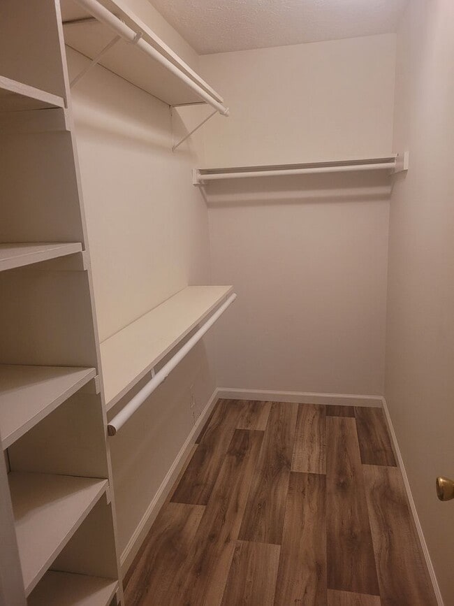 Building Photo - 2 bedroom Ground Floor!
