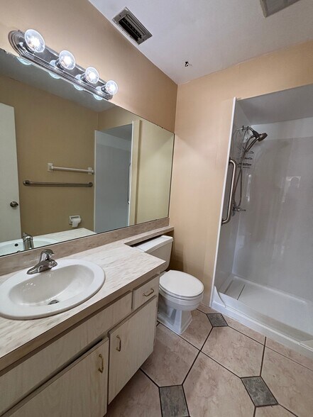 Building Photo - 2 Bed/2 Bath