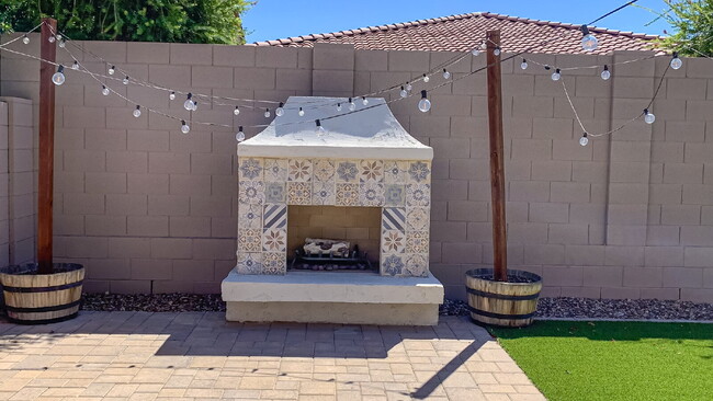 Building Photo - "Spacious 3-Bed, 3-Bath Mesa Retreat with ...