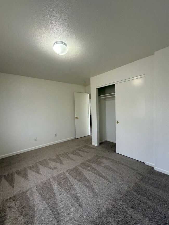 Building Photo - 360 Linden St